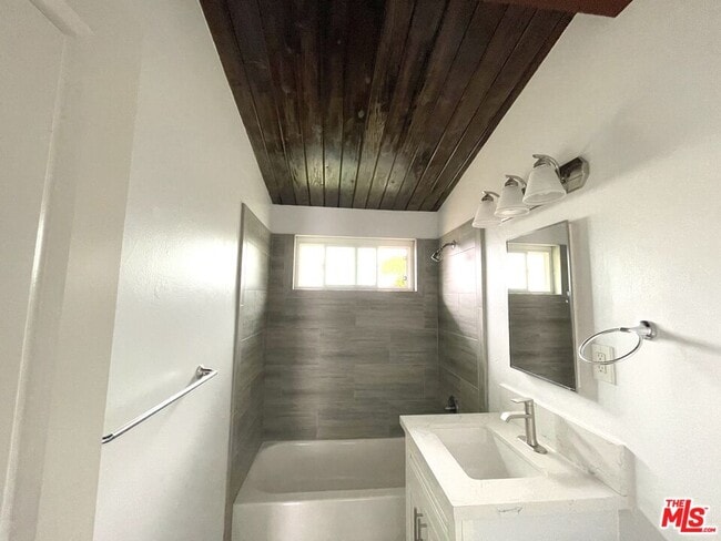 Building Photo - 4419 W Rosecrans Ave