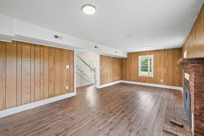Building Photo - 1457 Caledon Rd