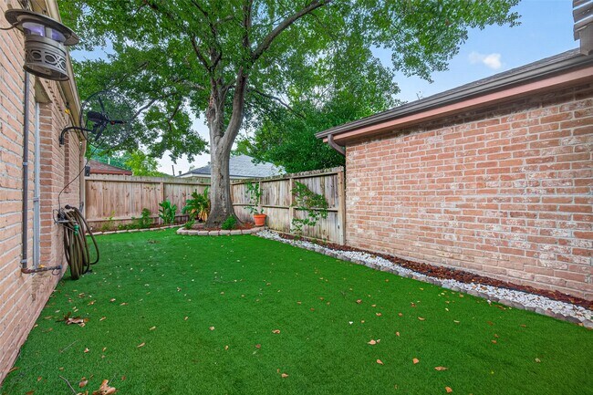 Building Photo - 14222 Stokesmount Dr