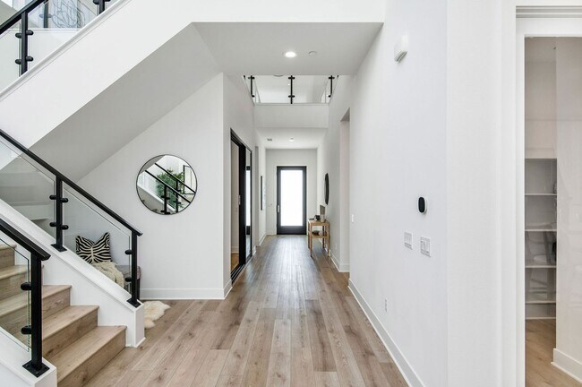 Building Photo - Fantastic 5 bed 4.5 bath with Pool in Porter Ranch !