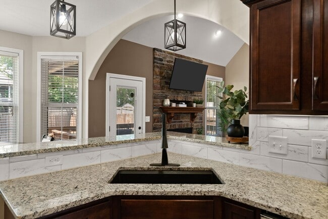 Building Photo - Pet Friendly Four Bedroom with Bonus!