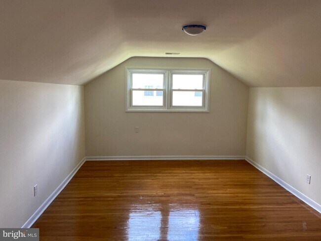 Building Photo - 121 Cypress Dr