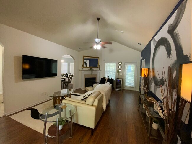 Building Photo - 2642 Dayview Ln