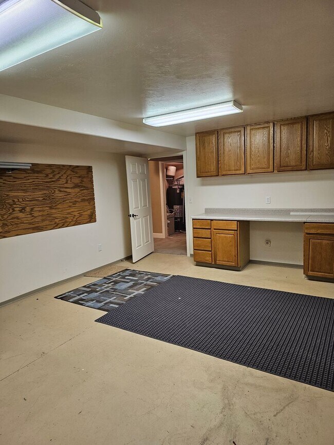 Building Photo - Townhouse located near Canyon Rim Parkway ...