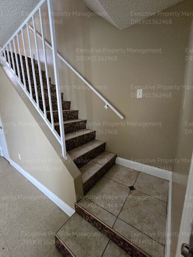 Building Photo - 2 bedroom 1.5 bathroom townhouse