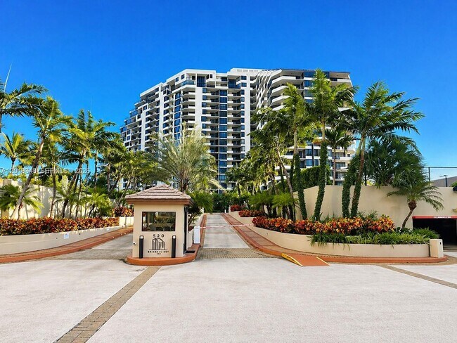 Building Photo - 520 Brickell Key Dr