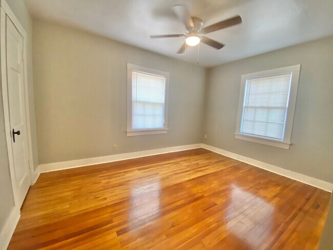 Building Photo - Larger 2 bed 1 bath cute cottage now avail...