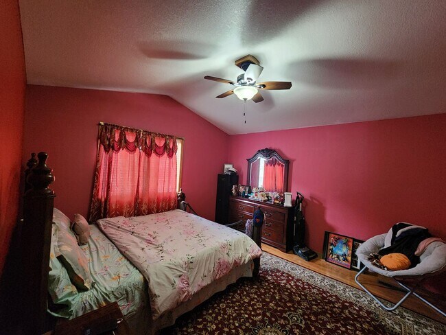 Building Photo - 5bd 3ba Available in Eastern Sioux falls