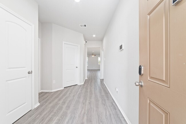 Building Photo - 6123 Yesenia St