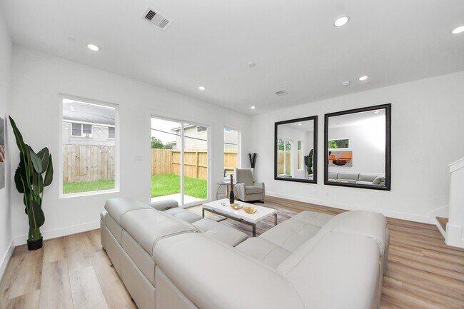 Building Photo - 3118 Wentworth St