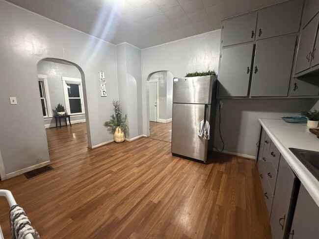 Building Photo - 2 bed, 1 bath home for rent in West Waterloo