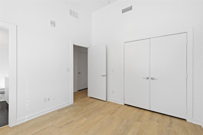 Building Photo - Modern 2-Bed Townhome with Attached 2-Car Garage & Balcony near Lower Greenville