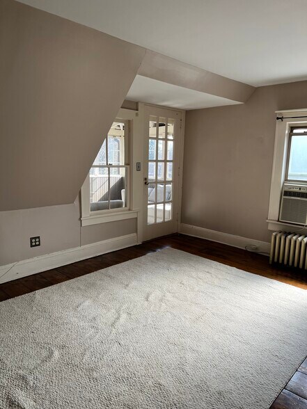 Living room - 136 E 9th St