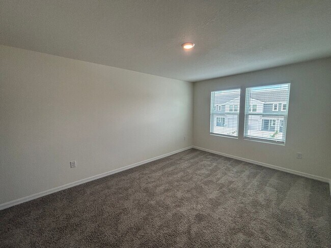 Building Photo - Amazing Location! Town House with Garage I...
