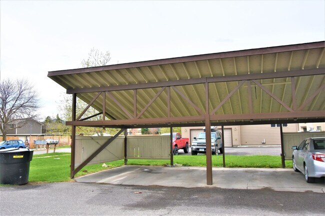 Building Photo - Top Floor Apartment! Convenient Location!
