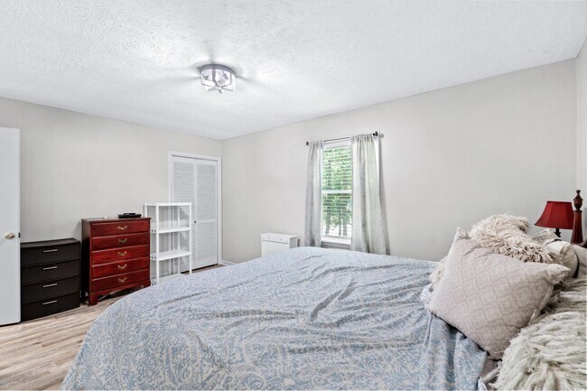 Building Photo - 715 Pine Dr