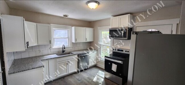 Building Photo - Large 2-story 4 Bed 1.5 Bath Home in Leave...