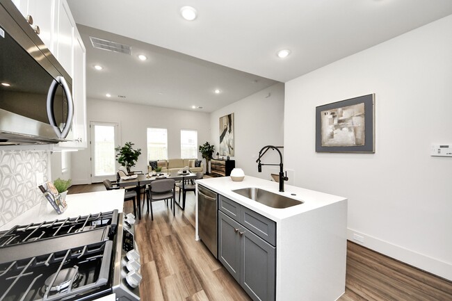 Building Photo - 6018 Knox St