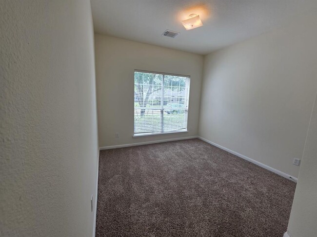 Building Photo - 2026 Makenna Ln