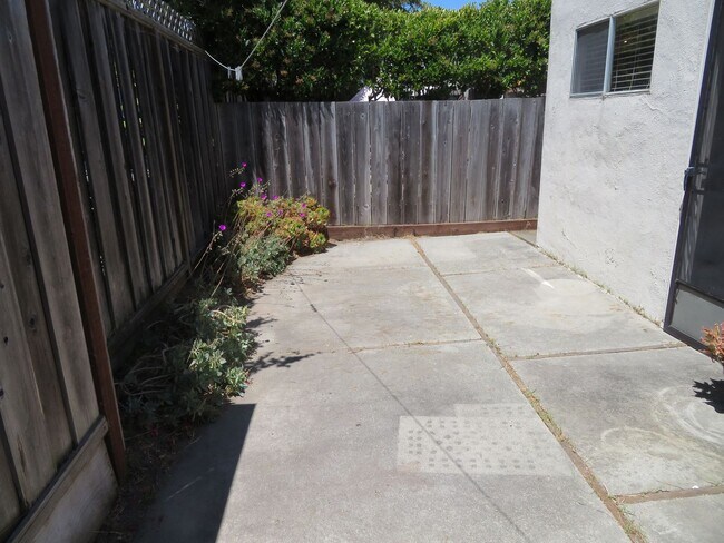 Building Photo - 2 plus bed, 1.5 bath, close to Seabright b...