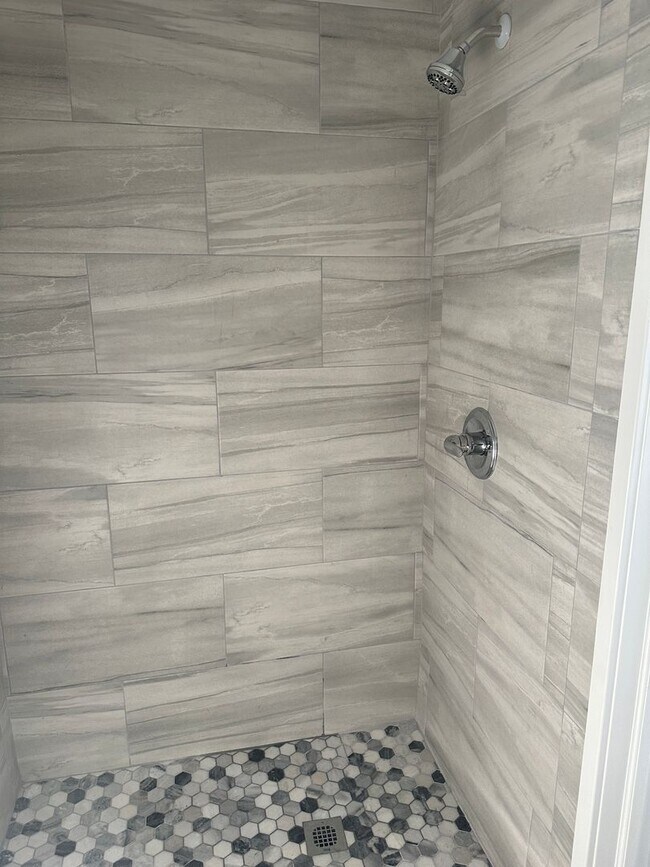 Building Photo - 484 Shurs Ln