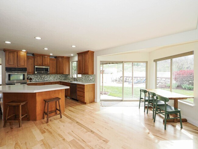 Building Photo - 4 Bedroom, 2.5 bathroom Bluffdale Home