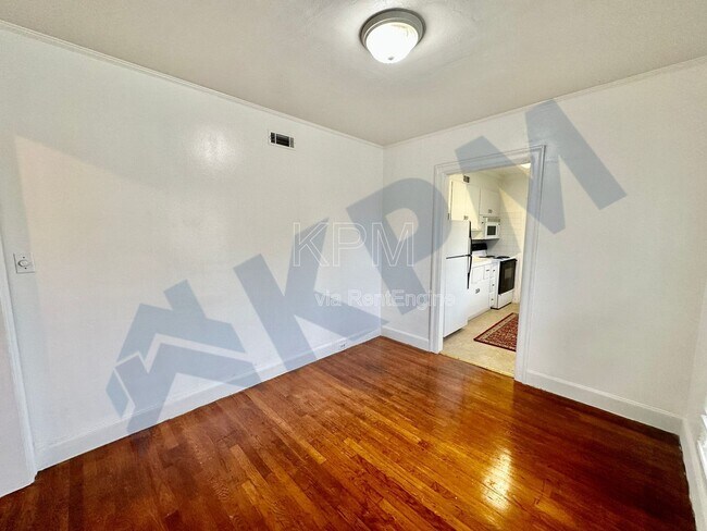 Building Photo - 875 W Alpine Ave