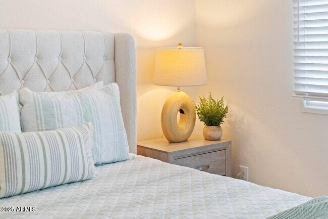 Building Photo - 414 W Santa Cruz Dr