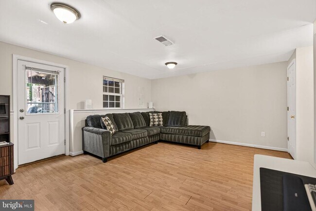 Building Photo - 45547 Hutchens Square