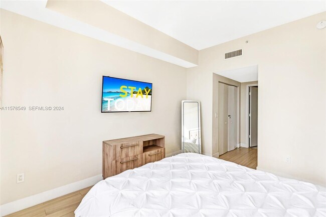 Building Photo - 2600 E Hallandale Beach Blvd