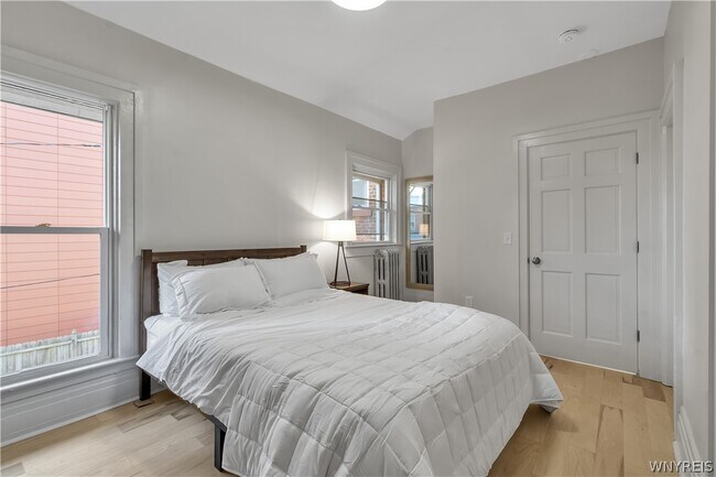 Building Photo - 617 Niagara St