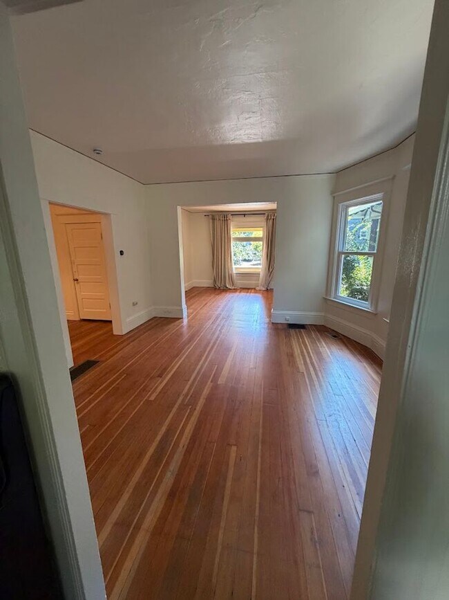 Building Photo - SFH 290 - Yamhill Duplex