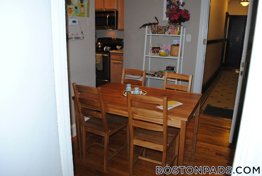 Building Photo - 61 Park Dr