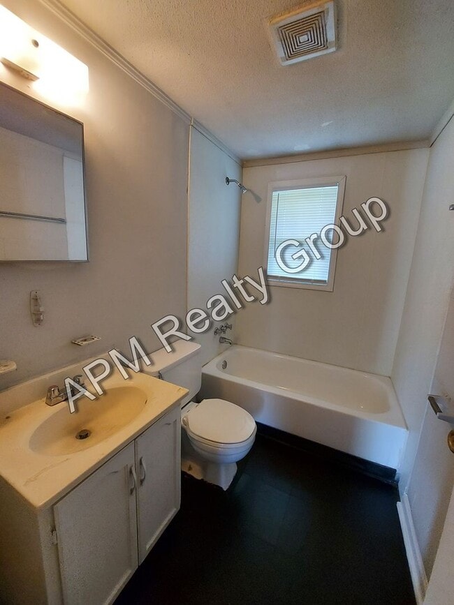 Building Photo - Renovated two bedroom near Harden Street