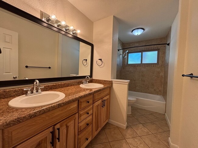 Building Photo - 3 Bed/2 Bath Ranch Home on Large Lot with Oversized Garage