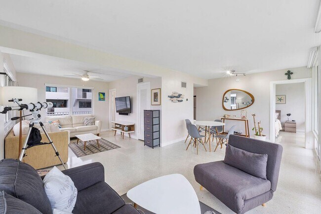 Building Photo - 1221 Hillsboro Mile