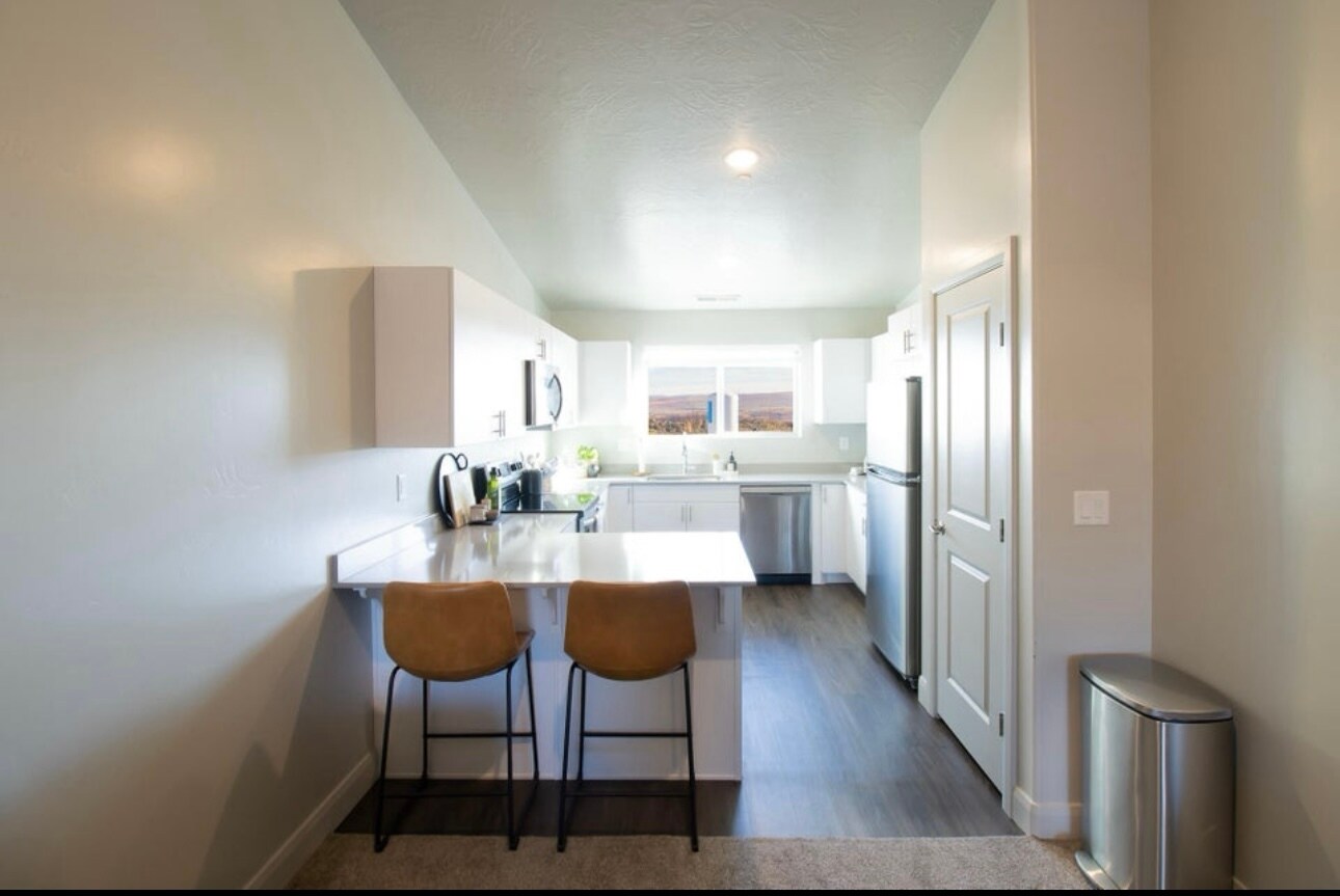 Building Photo - 128 N Lone Rock Dr