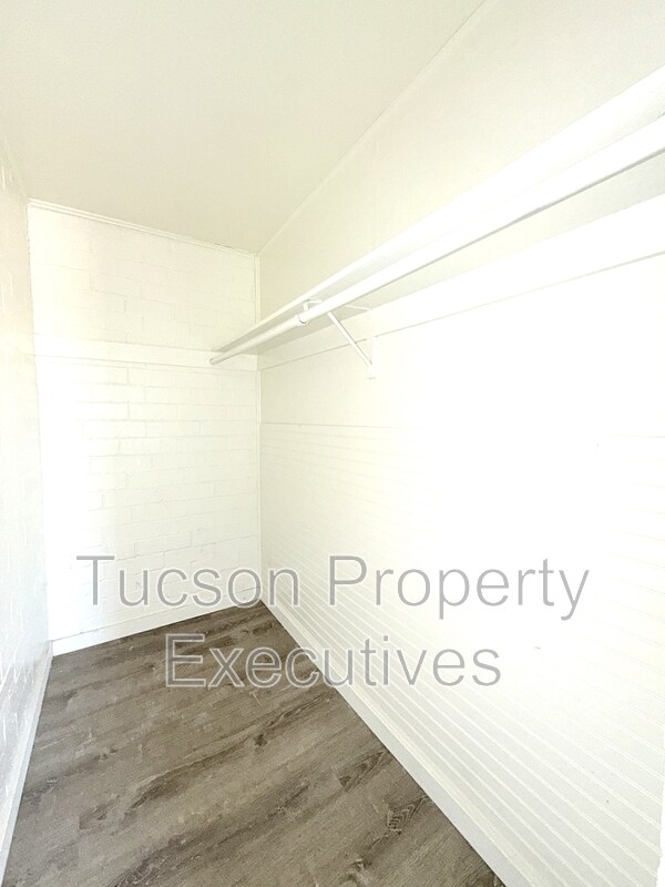 Building Photo - 130 E Delano St
