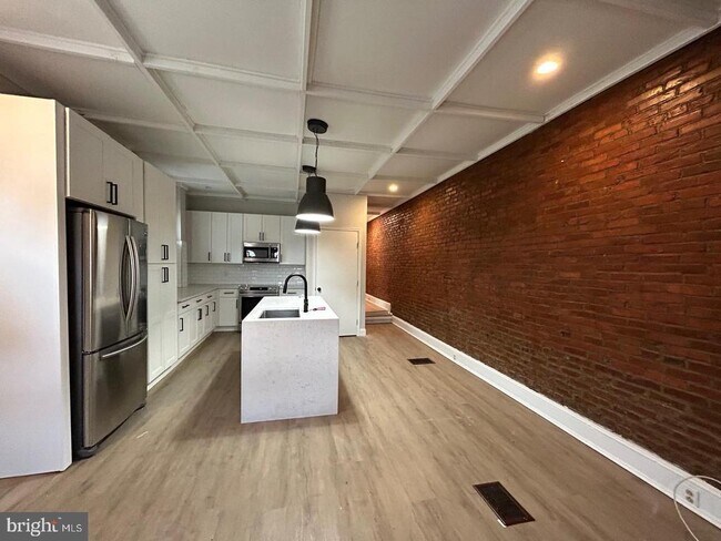 Building Photo - 900 N 29th St