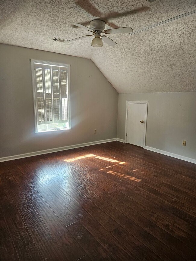 Building Photo - Available Now! MOVE IN SPECIAL HALF OFF FI...