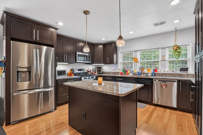 Building Photo - 4725 Springbrook Dr
