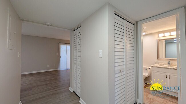 Building Photo - Expansive waterfront covered patio off this fully renovated Fort Walton Condo!