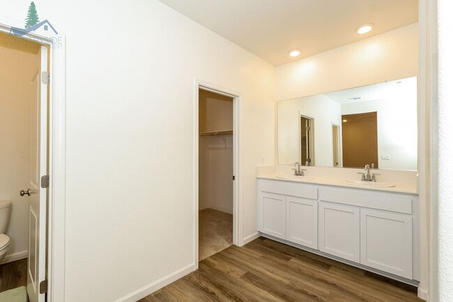 Building Photo - 577 Bedfordshire Dr