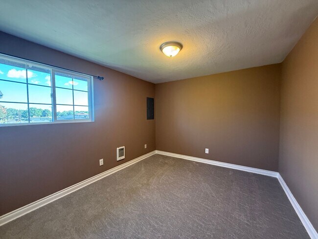 Building Photo - Updated 2-Bedroom Condo West Richland
