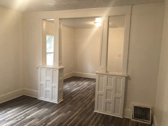 Building Photo - 507 - 1127-29 Victory Street