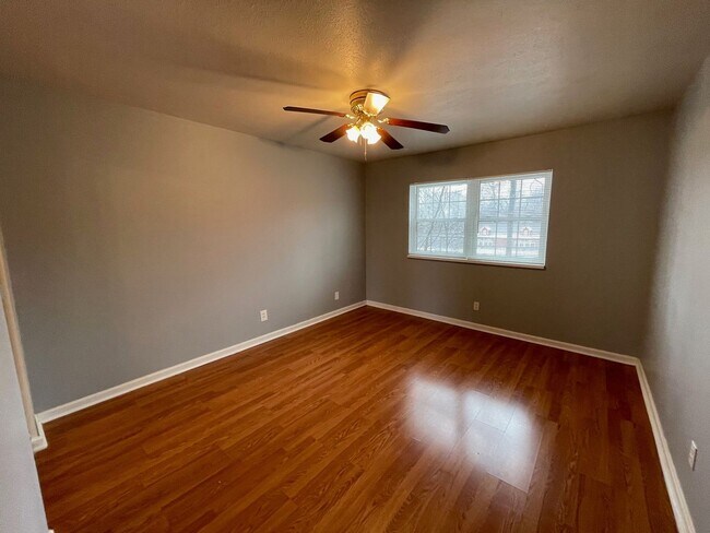 Building Photo - Charming Clifton Condo!