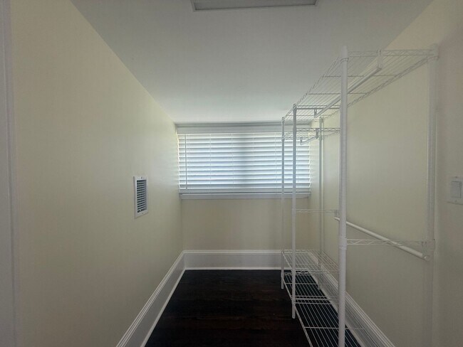 Building Photo - Beautifully updated 3 bedroom 3 bathroom home