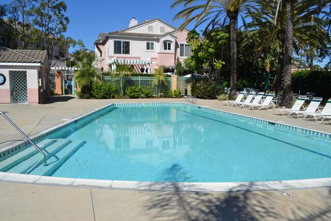 Building Photo - Spacious 3 Bedroom 2.5 Bath Townhouse with...