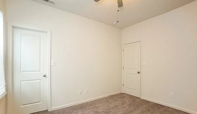 Building Photo - 15268 Royal Grove Dr