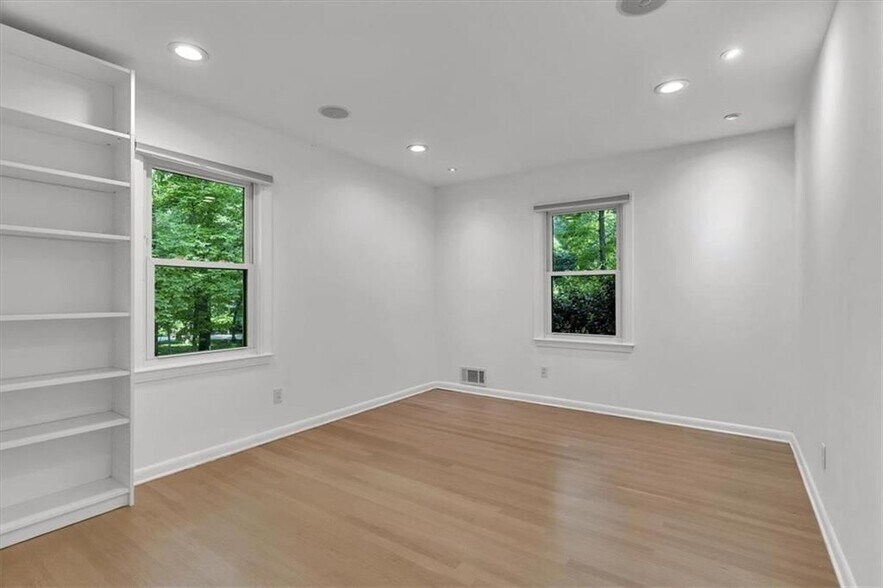 Building Photo - 2605 McKinnon Dr